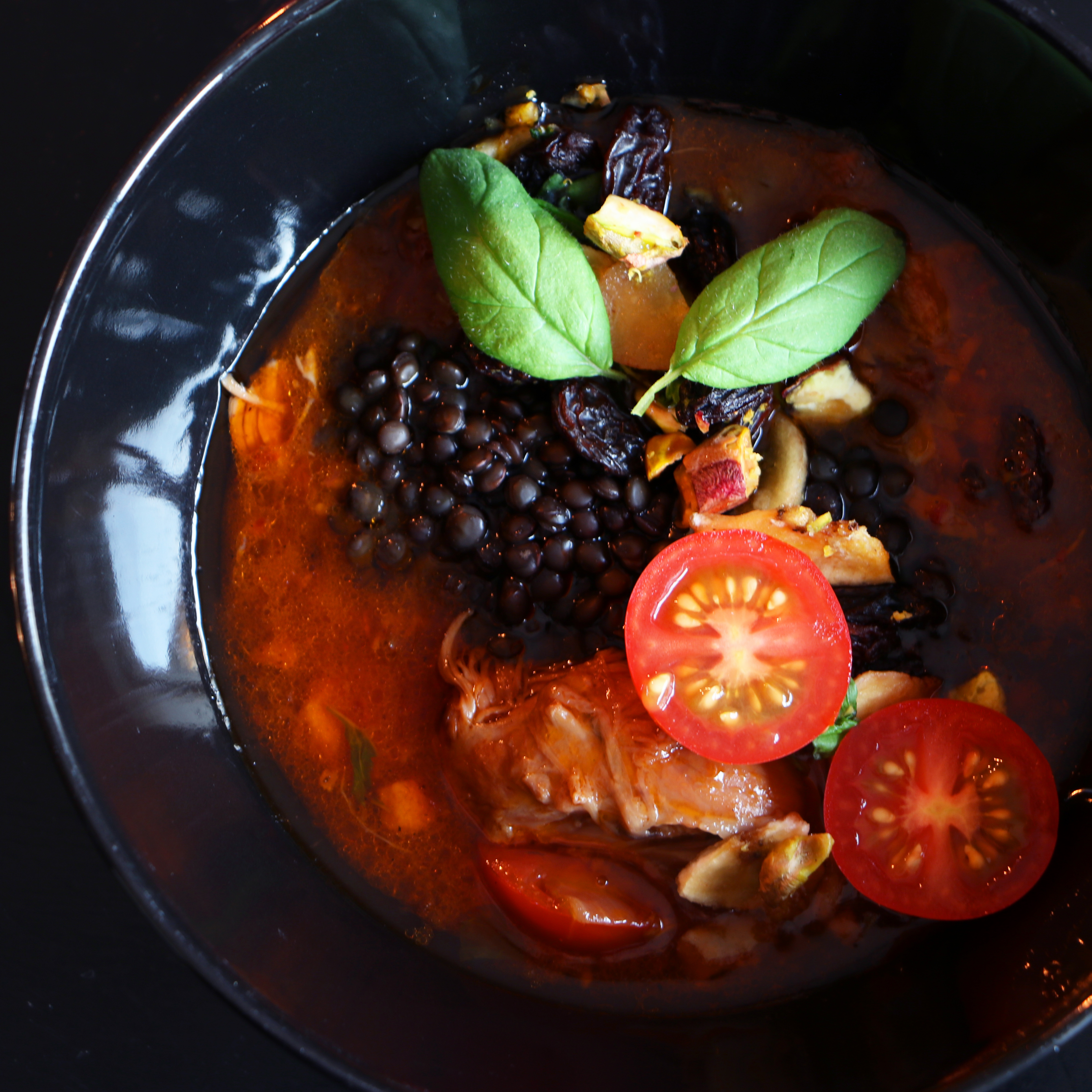 lammgryta med kanel, torkad frukt och mynta