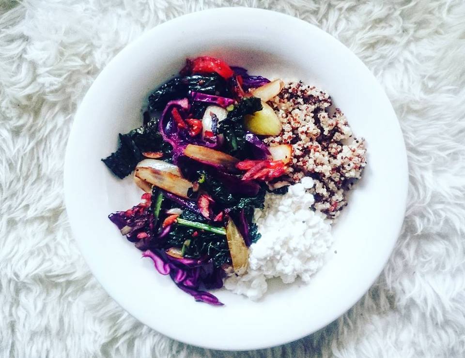 Grynblandning med smörstekt kål, äpple och senap