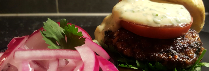 Kycklingburgare med picklad rödlök och mangochutney dressing