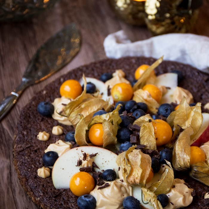 Kladdkaka med karamellfrosting, äpple, blåbär och psysalis Kladdkaka med karamellfrosting, äpple, blåbär och psysalis