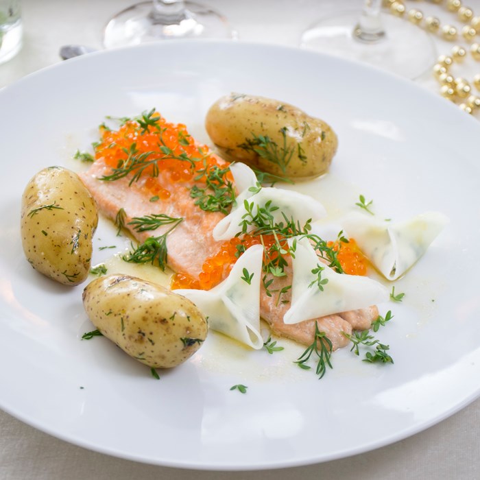 Röding med forellrom, kålrabbiblommor och dillslungad potatis Röding med forellrom, kålrabbiblommor och dillslungad potatis