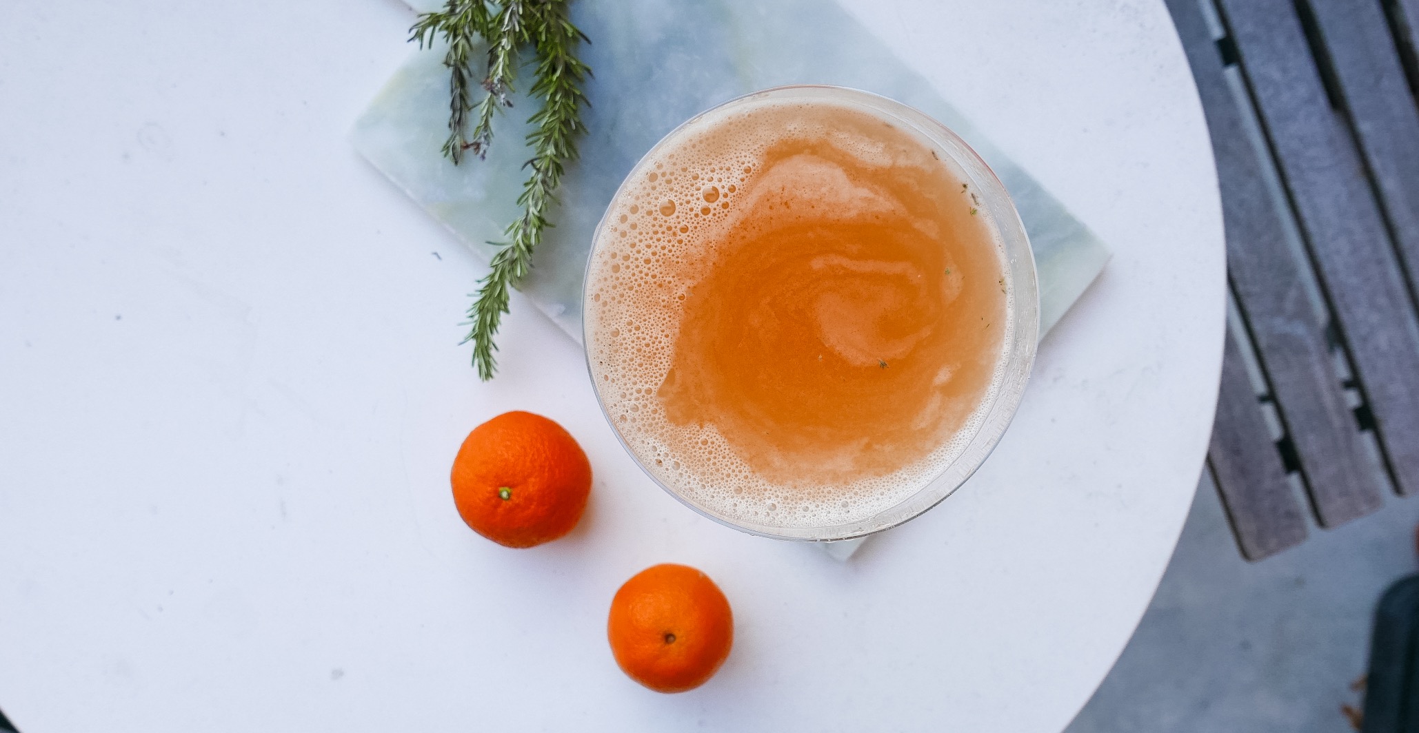 Akvavitcocktail med clementin och rosmarin