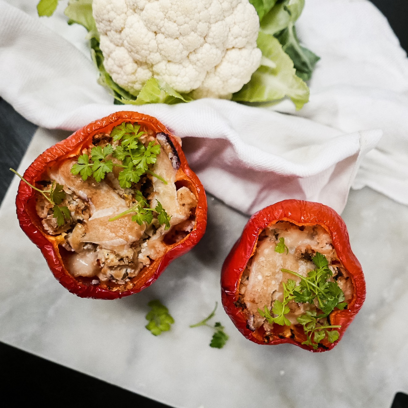 Ugnsbakade paprikor med tofu och blomkålsris