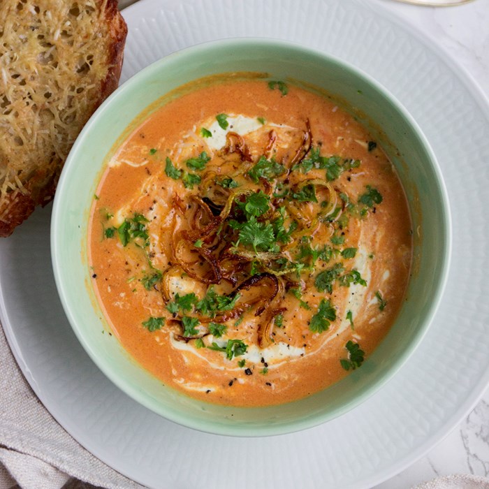 Tomatsoppa med rostad lök och basilikakräm Tomatsoppa med rostad lök och basilikakräm