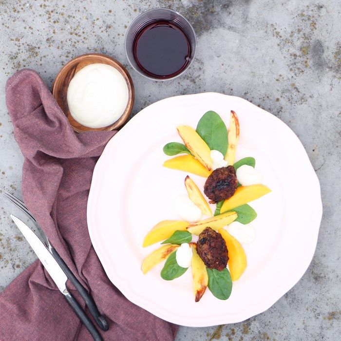 Lammfärsbiffar med mango och sötsyrlig yoghurtkräm Lammfärsbiffar med mango och sötsyrlig yoghurtkräm