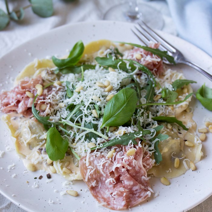 Hemgjord svamppasta med vitvinssås och salami milano Hemgjord svamppasta med vitvinssås och salami milano