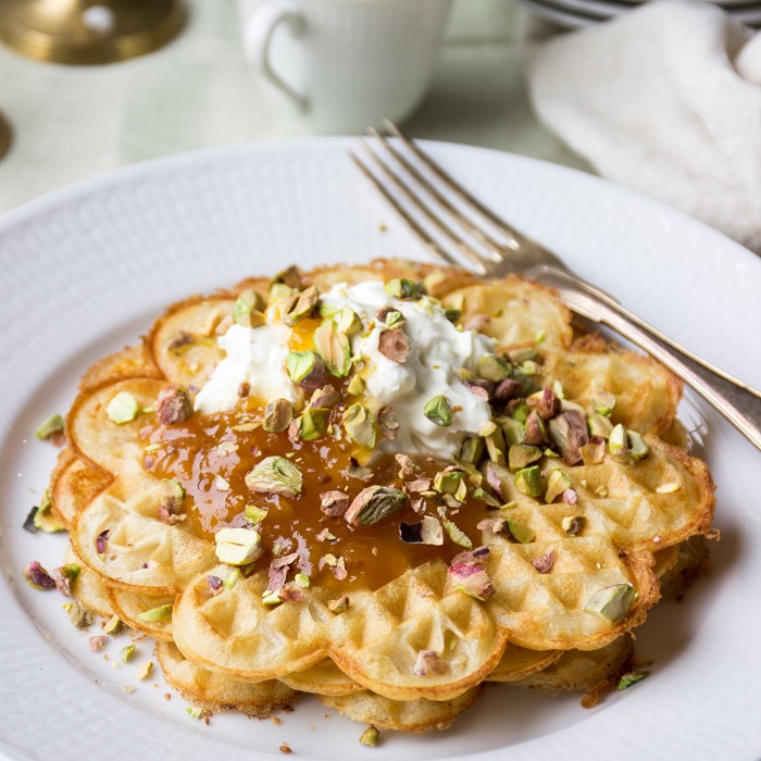 Våfflor med getostkräm och hjortronsylt Våfflor med getostkräm och hjortronsylt