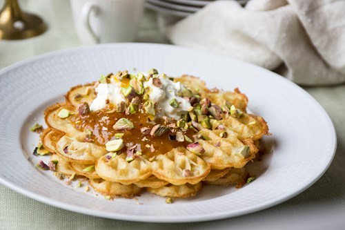 Våfflor med getostkräm & hjortronsylt