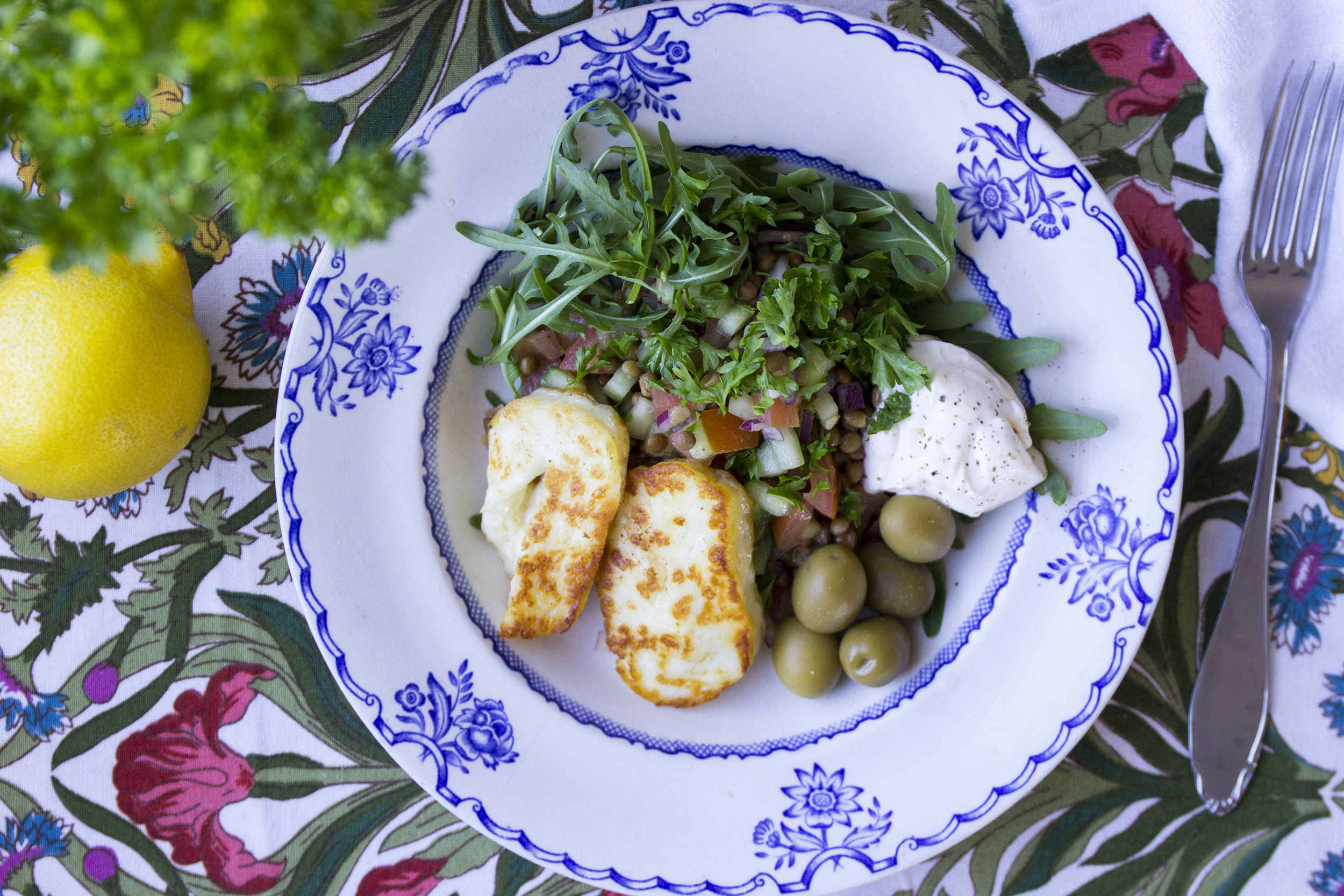 Tabbouleh med linser, halloumi och yoghurt