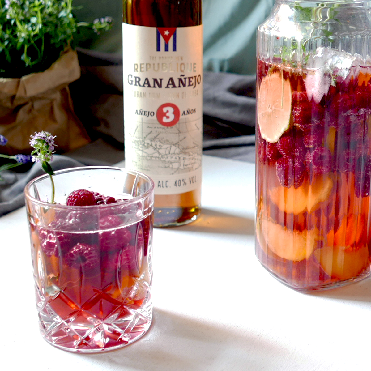 Bål med The Brand New Republique Gran Anejo, hallon, persika, timjan