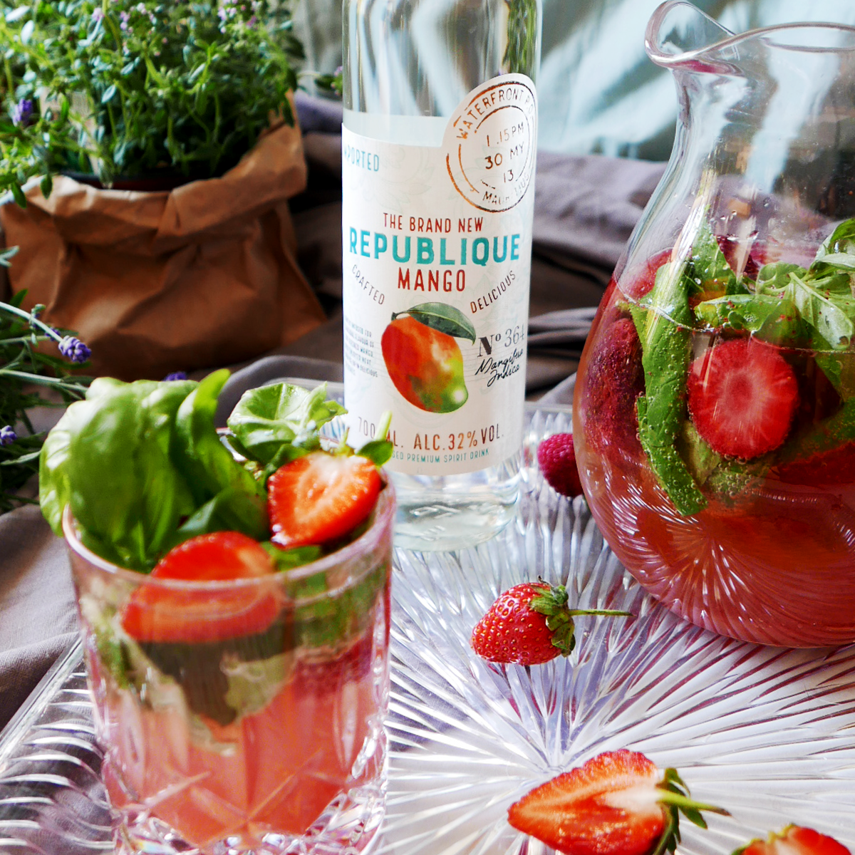 Bål med The Brand New Republique mango rom jordgubbar basilika