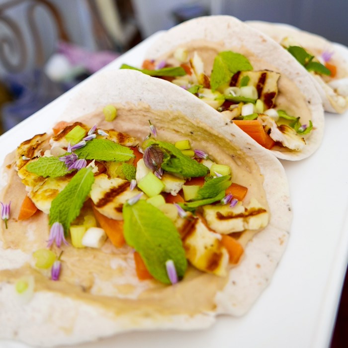 taco med hummus och halloumi taco med hummus och halloumi