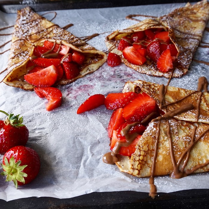Sommarsöt pannkaksmiddag med jordgubbar Sommarsöt pannkaksmiddag med jordgubbar