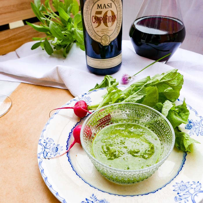 salsa verde på örter och rädisblast salsa verde på örter och rädisblast