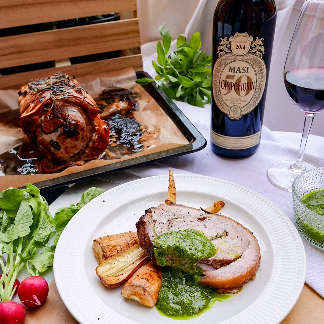 fläskkarre med rostade palsternackor och salsa verde