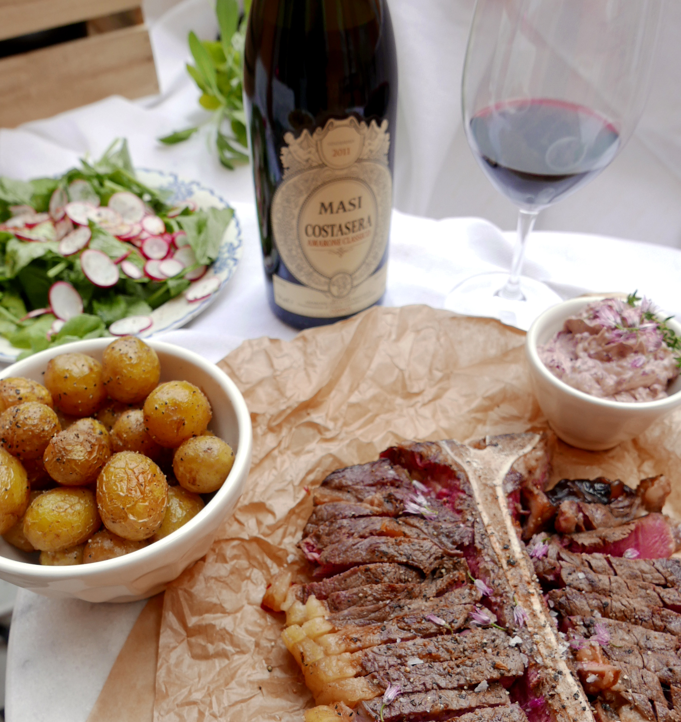 t-bone steak med peppar potatis och rödvinssmör