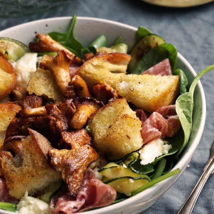 Kantarellsallad med stekt zucchini och salami Kantarellsallad med stekt zucchini och salami