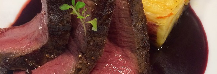 Potatiskaka med hjort och blåbärssås