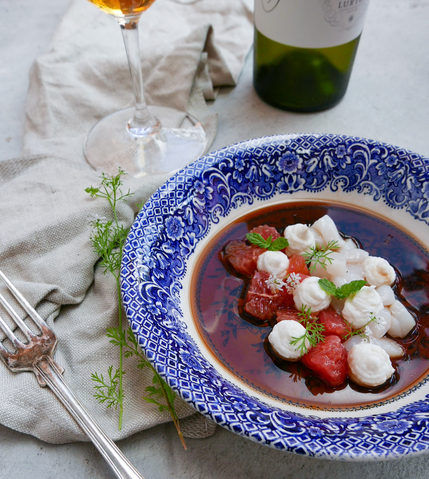 pilgrimsmussla med blomkålspure, grapefrukt i ponzu