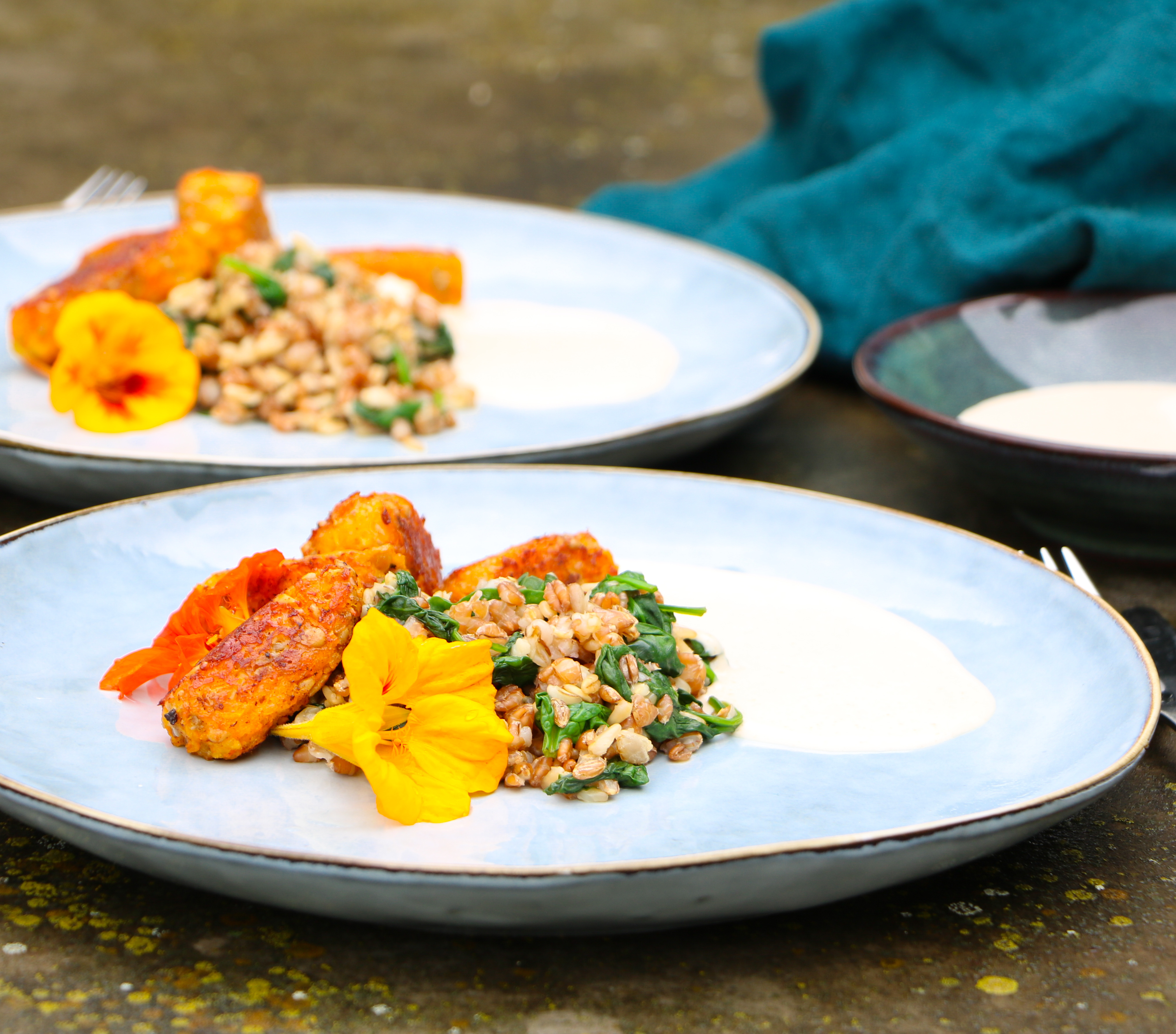 Vegopinnar med kvarngryn och jordnötsås