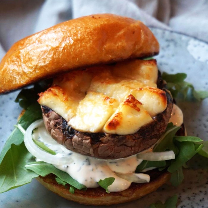 Portabelloburgare med halloumi och dilldressing Portabelloburgare med halloumi och dilldressing
