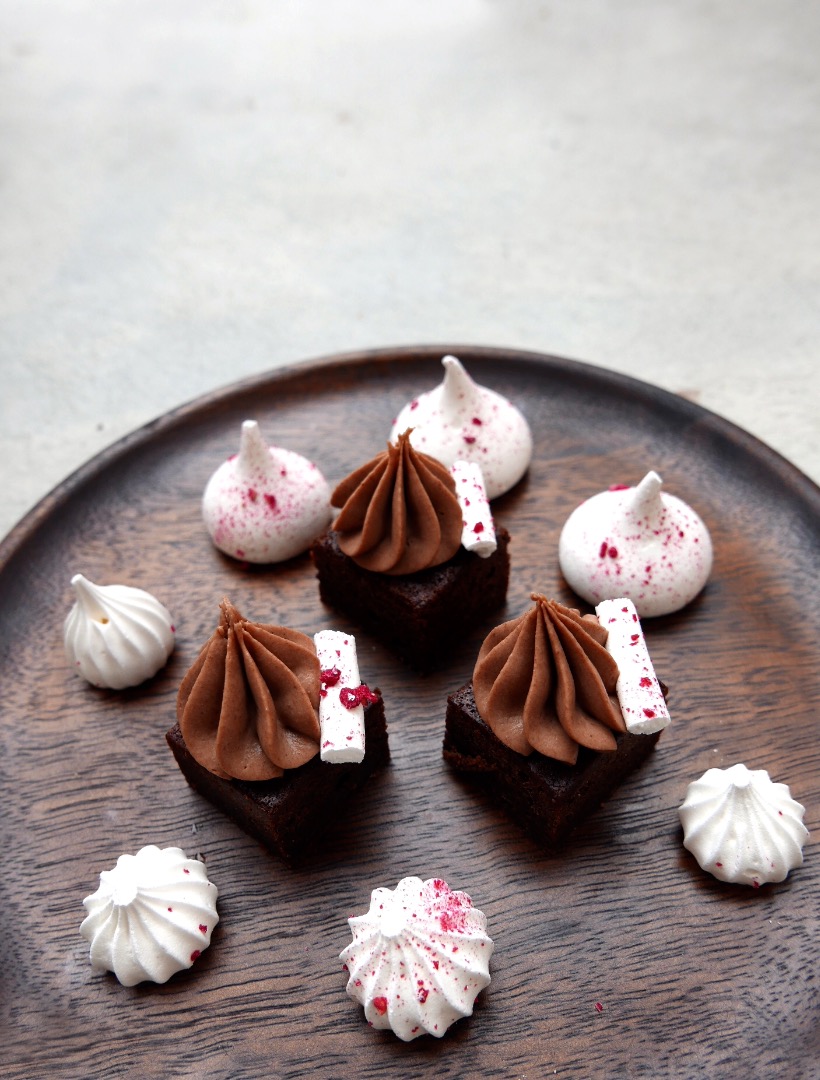 brownie med vispad chokladpannacotta