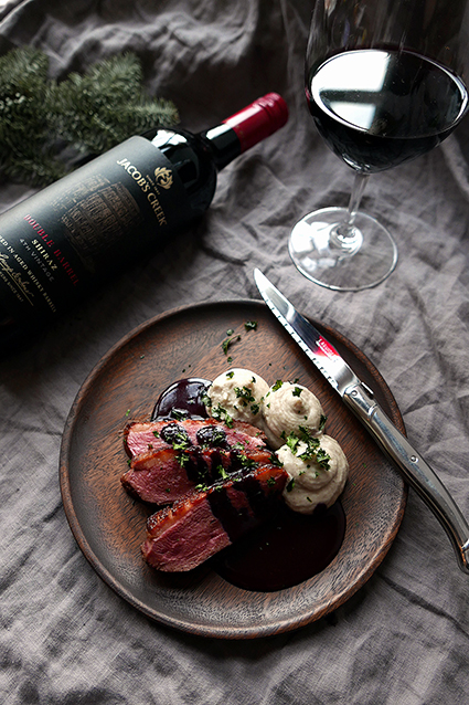 ankbröst med rotselleri- och svamppure och blåbärssås