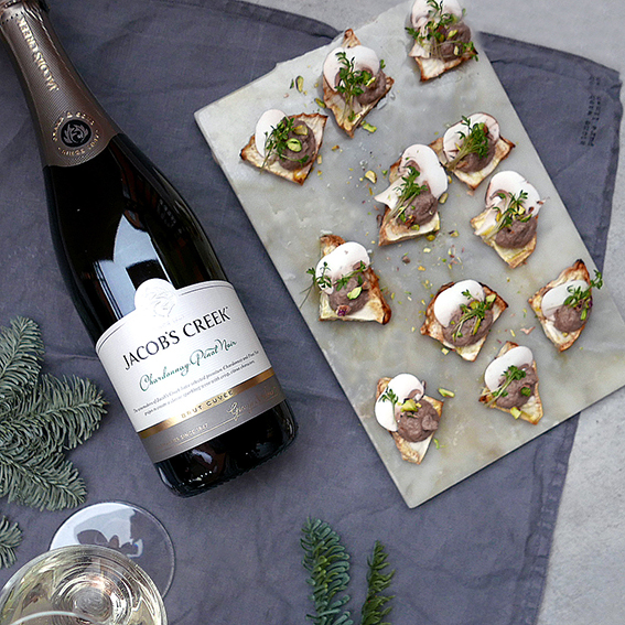 champinjonkräm på bakad rotselleri med nötter