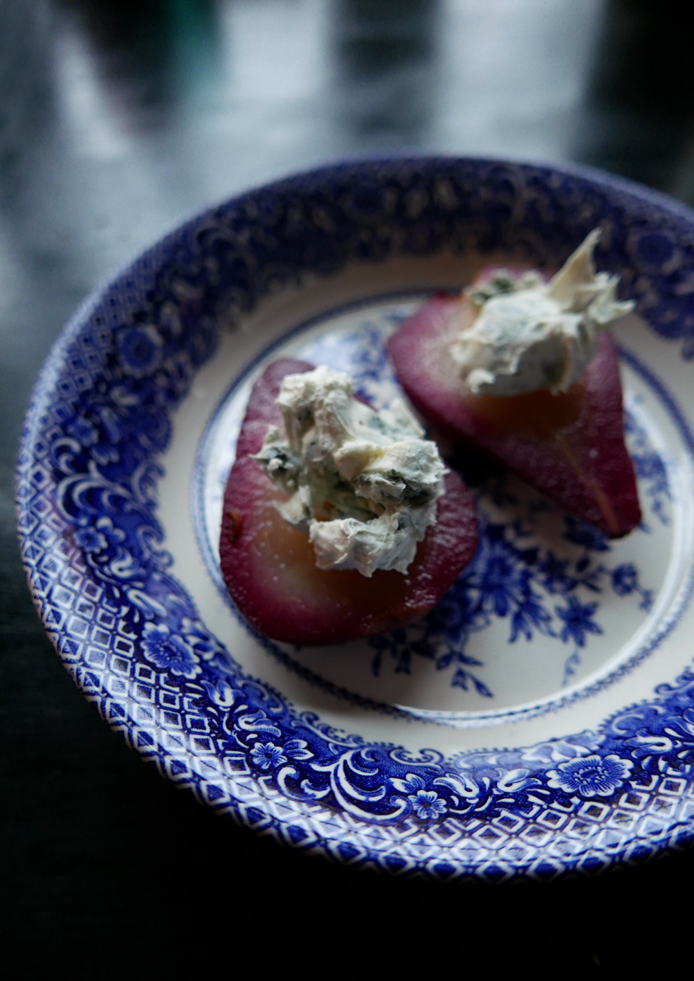 Rödvinsinkokta päron med mascarpone & gorgonzola