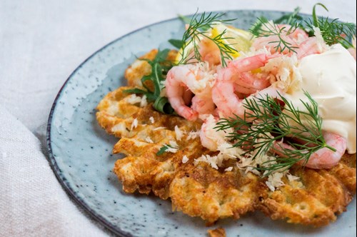 Halloumivåffla med räkor, smetana & pepparrot