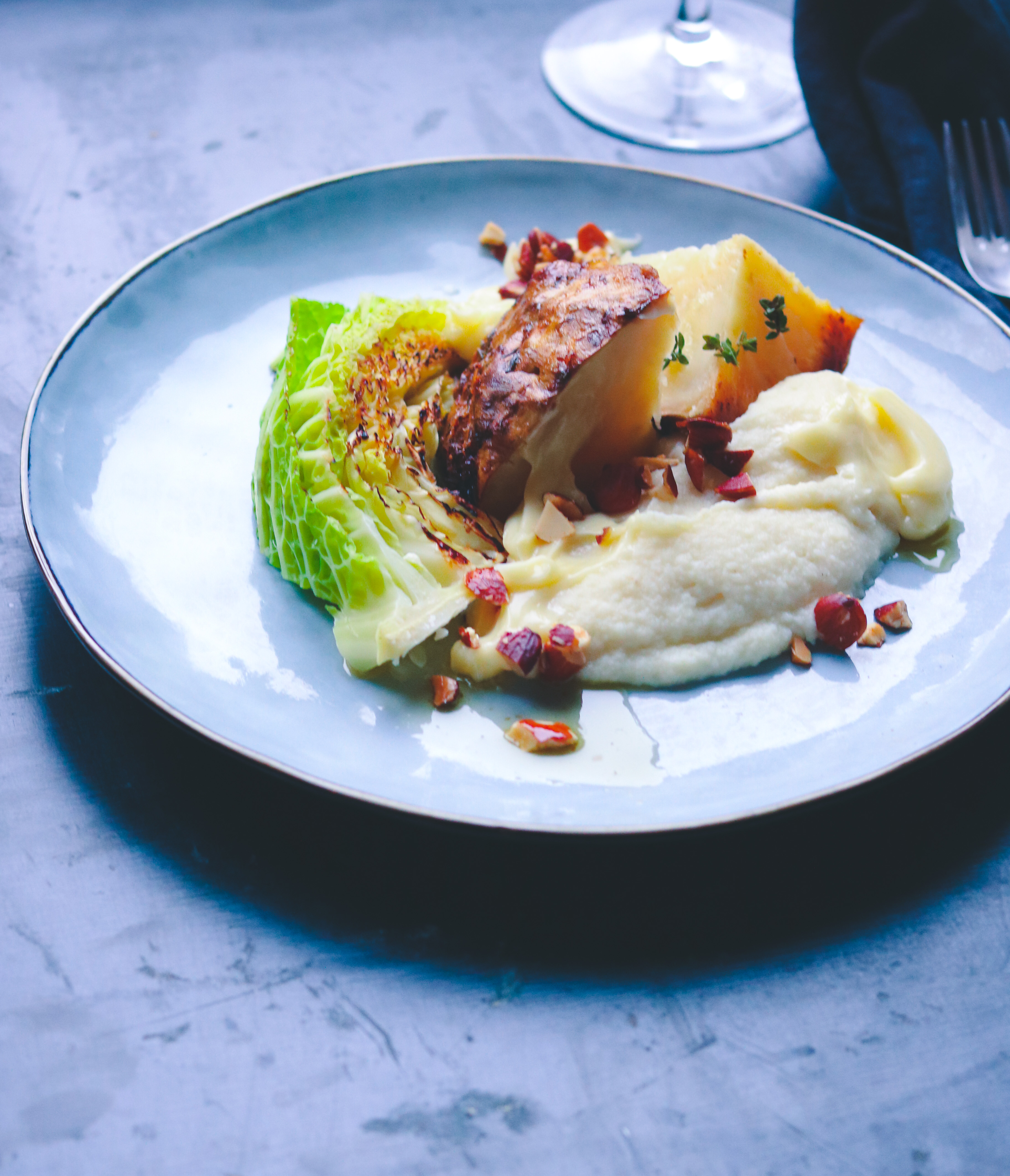 Bakad rotselleri med sotad savoykål, rotsellerikräm, tryffelmajonnäs och smörrostad mandel