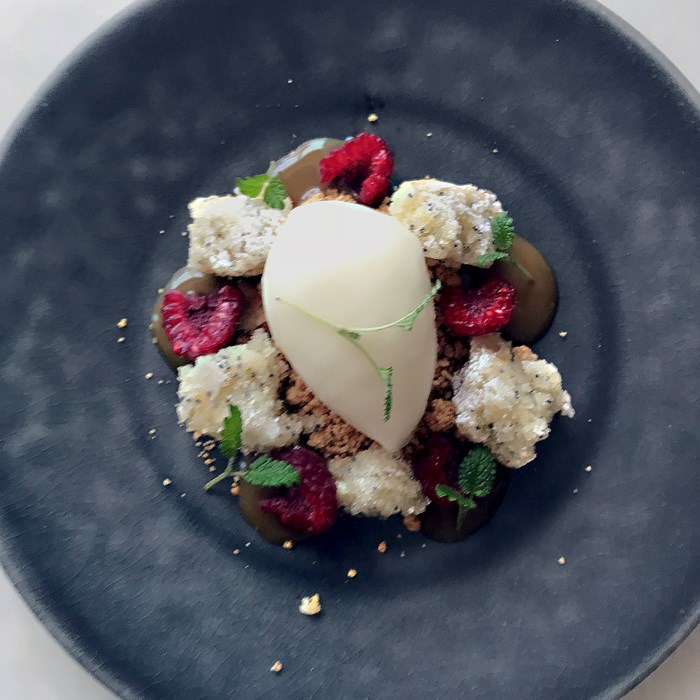 Citronsorbet med lakritssås, rostad vitchoklad, citron- och vallmomandelkaka Citronsorbet med lakritssås, rostad vitchoklad, citron- och vallmomandelkaka