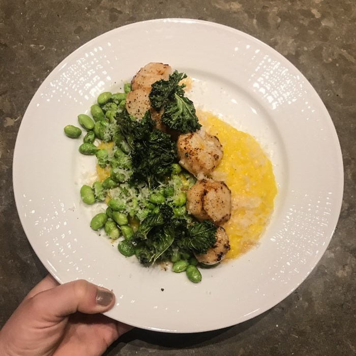 halstrade pilgrimsmusslor med saffransrisotto, sojabönor och grönkålschips halstrade pilgrimsmusslor med saffransrisotto, sojabönor och grönkålschips