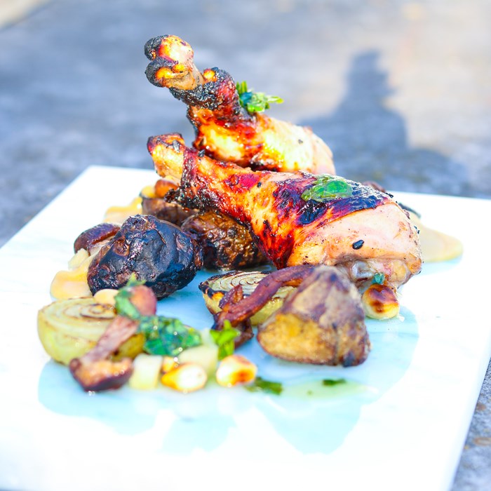 Grillade kycklingben med jordärtskockor, äpple, shiitake och rostade hasselnötter Grillade kycklingben med jordärtskockor, äpple, shiitake och rostade hasselnötter