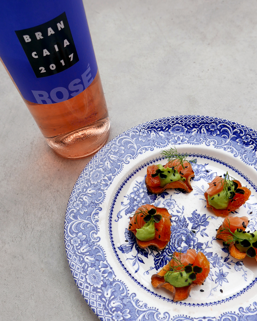 laxsnitt med sötpotatischips, avokadoröra och apelsin