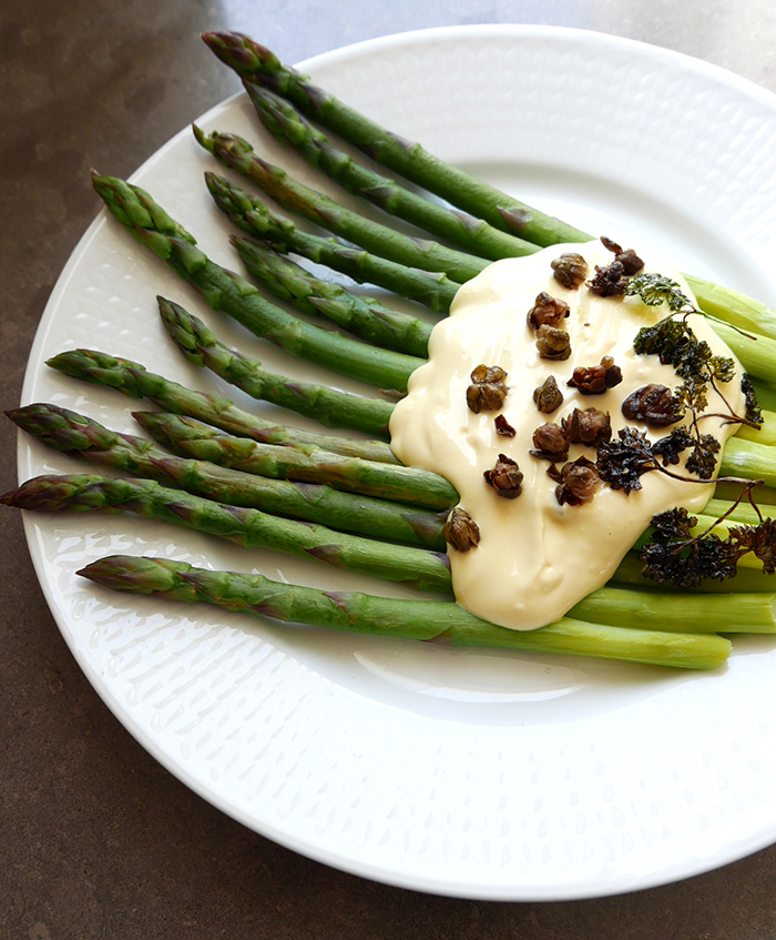 Hollandaisesås med sparris och friterad kapris