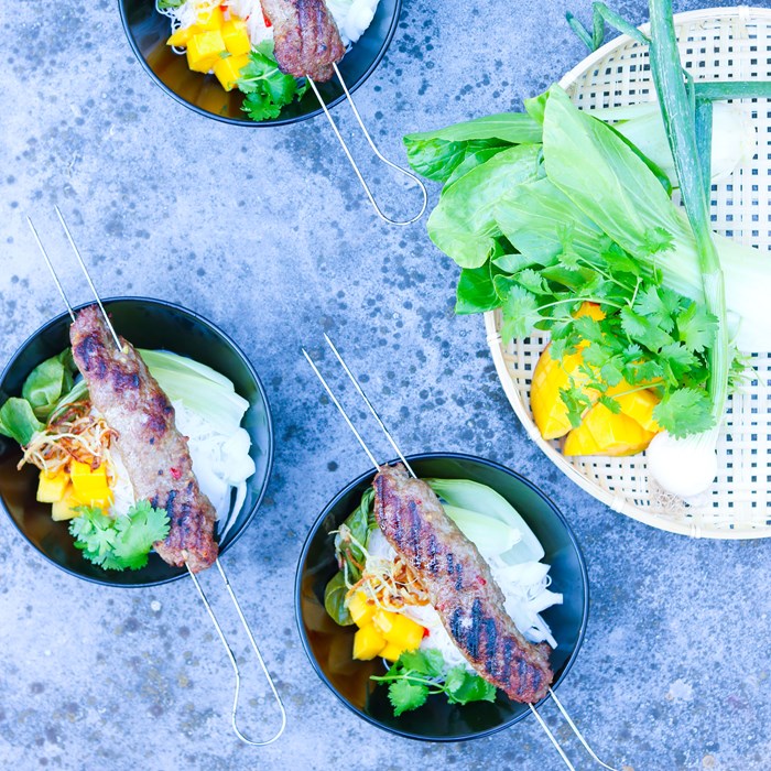 Vietnamesiska färsspett med mango och pak choi Vietnamesiska färsspett med mango och pak choi