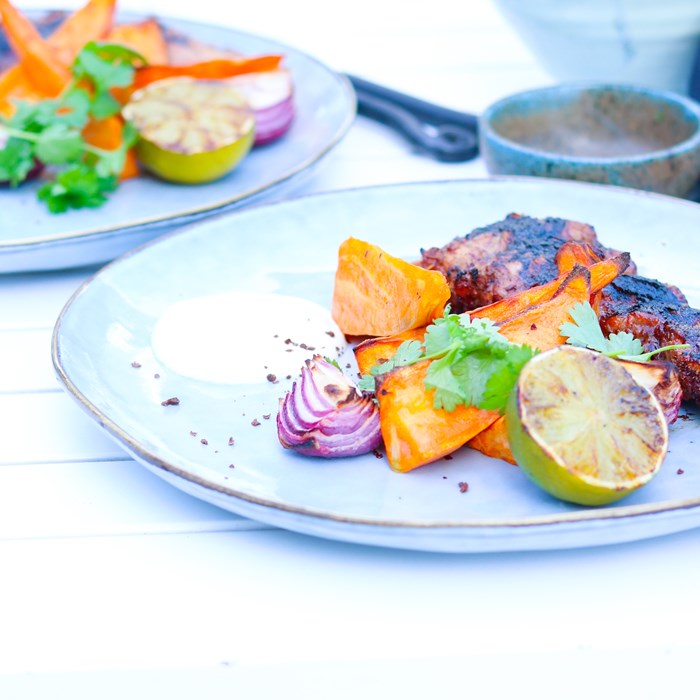 Grillade kamben, limesås och rostade sötpotatisklyftor, beströdda med mörk choklad Grillade kamben, limesås och rostade sötpotatisklyftor, beströdda med mörk choklad