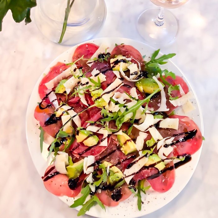 Bresaolasallad med ruccola och parmesan Bresaolasallad med ruccola och parmesan