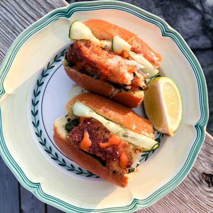 Pankopanerad torskrygg i briochebröd med korianderdressing, gurka och sriracha mayo Pankopanerad torskrygg i briochebröd med korianderdressing, gurka och sriracha mayo