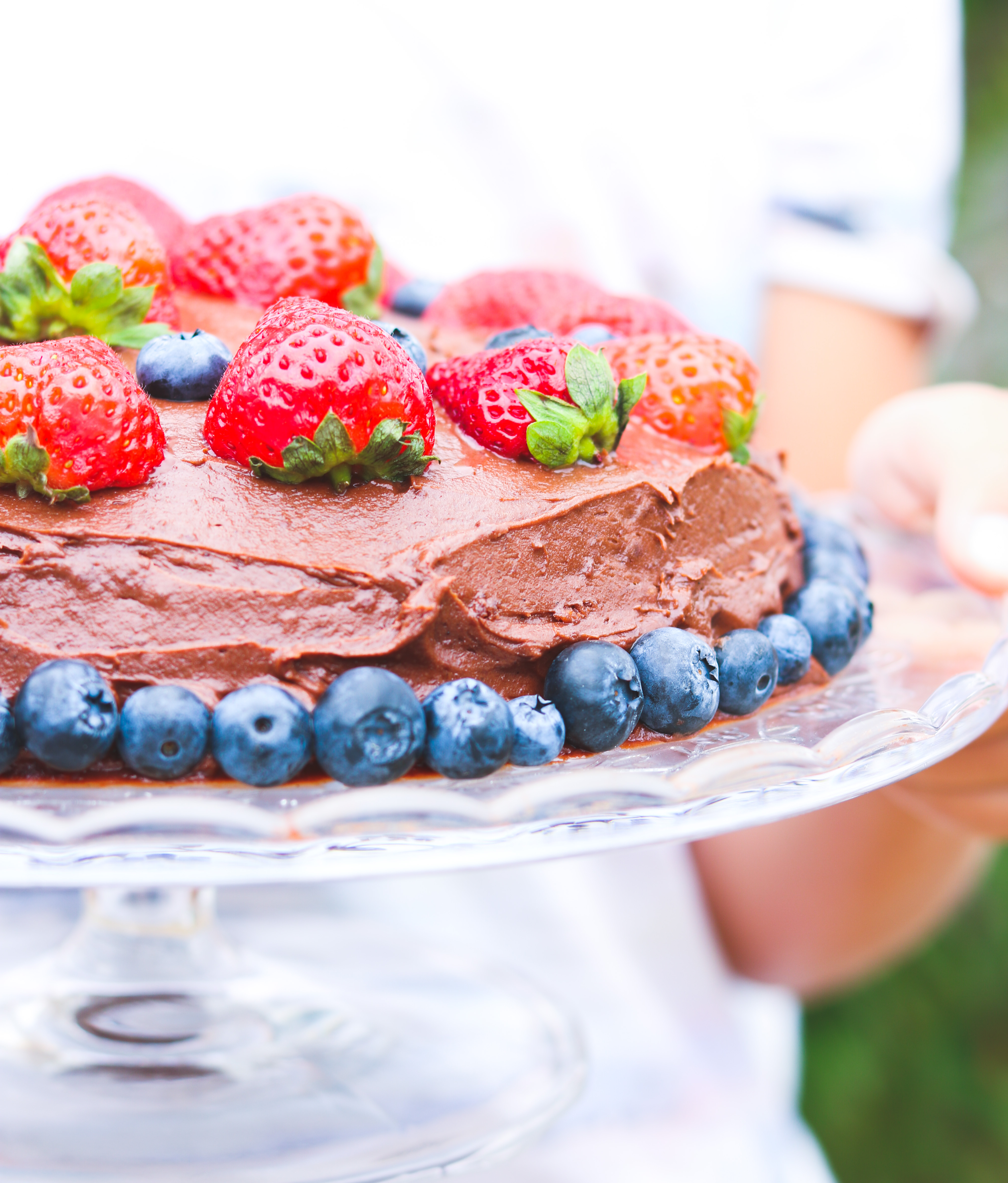 Maffig chokladtårta med bär