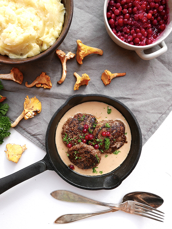 Älgfärsbiffar med potatismos, kantarell gräddsås och rårörda lingon