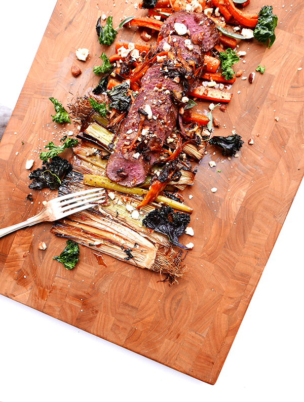 Hjortrygg med hasselnötter, rotselleripuré, rotfrukter och rödvinssky