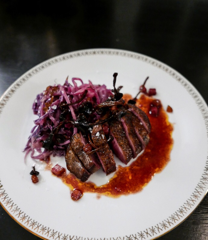 vildand med gräddstuvad rödkål, svamp och rödvinssky