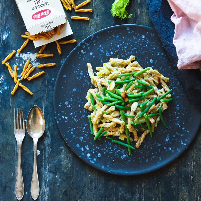 Kikärtspasta med selleripesto, gröna bönor och rostad mandel Kikärtspasta med selleripesto, gröna bönor och rostad mandel