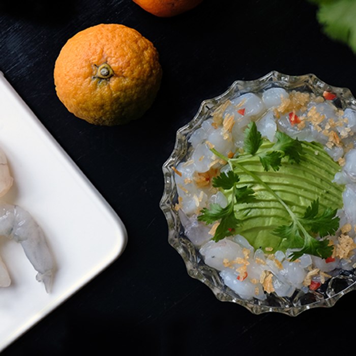 Ceviche på asc-märkt sötvattenräka med chili, lime, koriander & rostat ris Ceviche på asc-märkt sötvattenräka med chili, lime, koriander & rostat ris