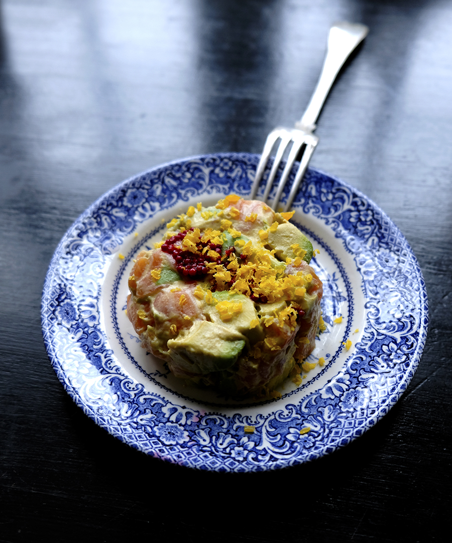 Laxtatar med dijonsenap och friterad kapris