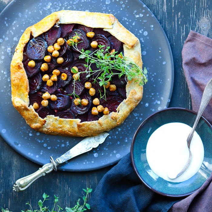 Öppen rödbetspaj med balsamiconötter och citrongräddfil Öppen rödbetspaj med balsamiconötter och citrongräddfil