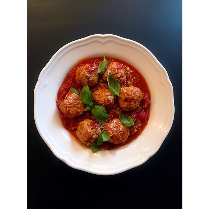 Kycklingfrikadeller i tomatsås Kycklingfrikadeller i tomatsås