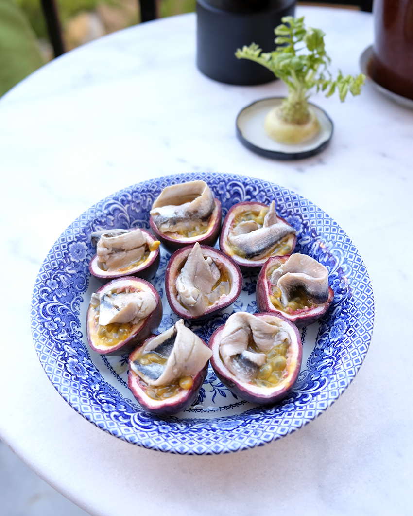 Passionsfrukt med boquerones - spanska strömmingsfiléer